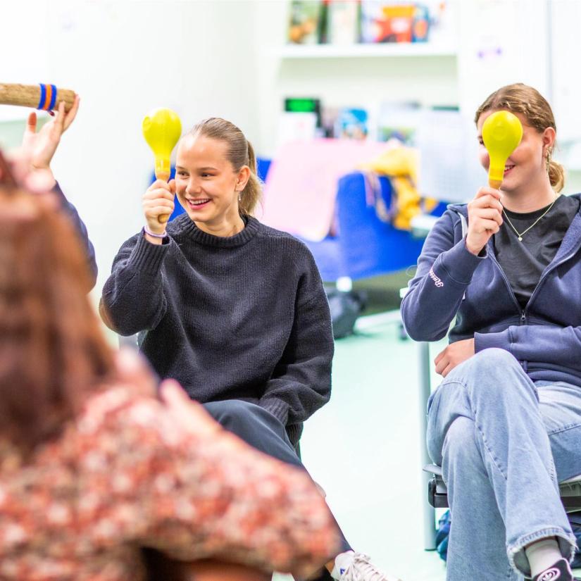 Lærer Kristine Moldskred lærer bort gode sang- og musikkopplegg fro BUA-klassen sin ved Knarvik VGS