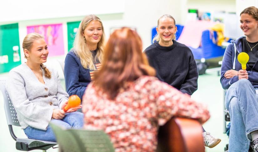 Elever ved BUA-fag på Knarvik vgs har sang, musikk, instrumenter og lek på timeplanen