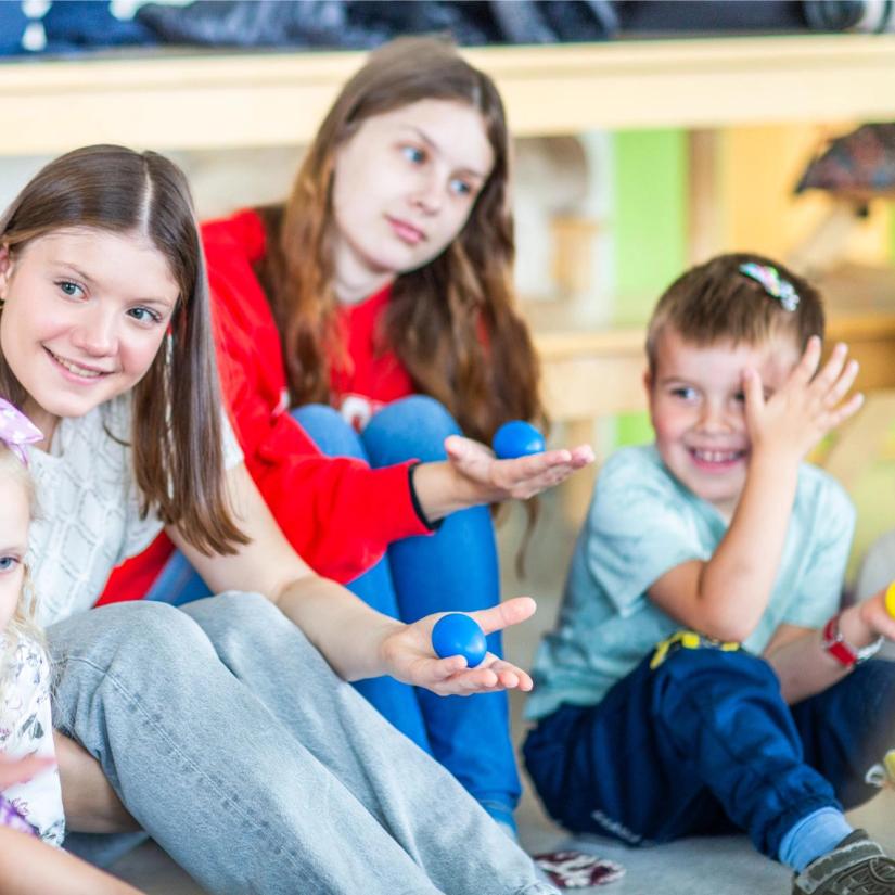 Bilde av vgs elever som synger og spiller på rasleegg sammen