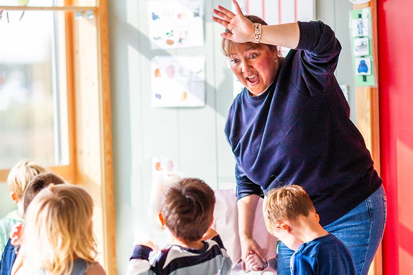 Førskolelærer Linda viser hvordan hun leker med hånddukker.
