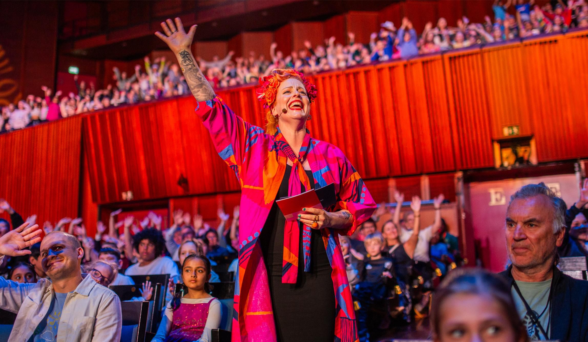 Bilde av konferansieren på Skolenes sangdag