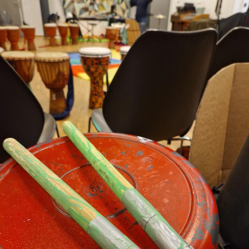 Bilde av en bøtte som blir brukt som tromme på kurs med Ante Skaug