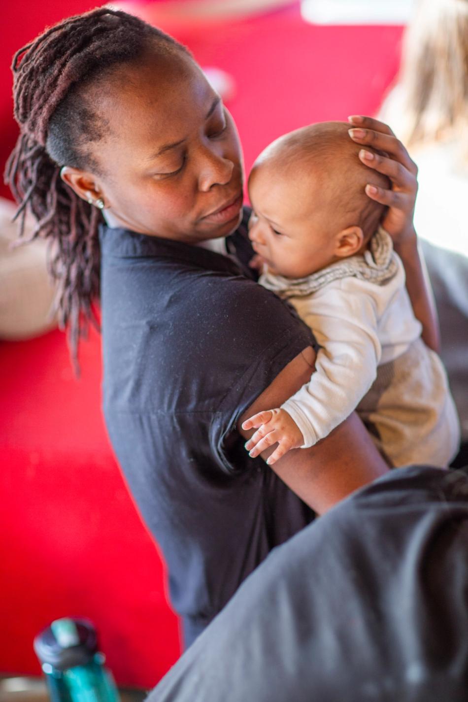 Mother hugging and singing for her baby. Photo: Krafttak for sang