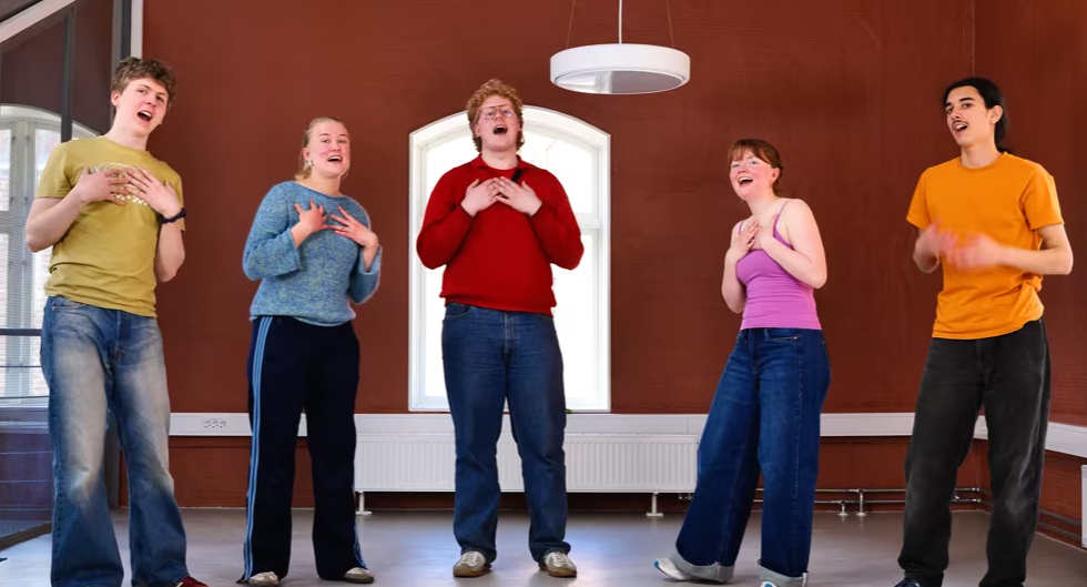 Elever fra Foss videregående skole synger Jeg er en banan