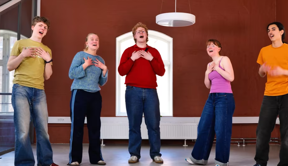 Elever fra Foss videregående skole synger Jeg er en banan