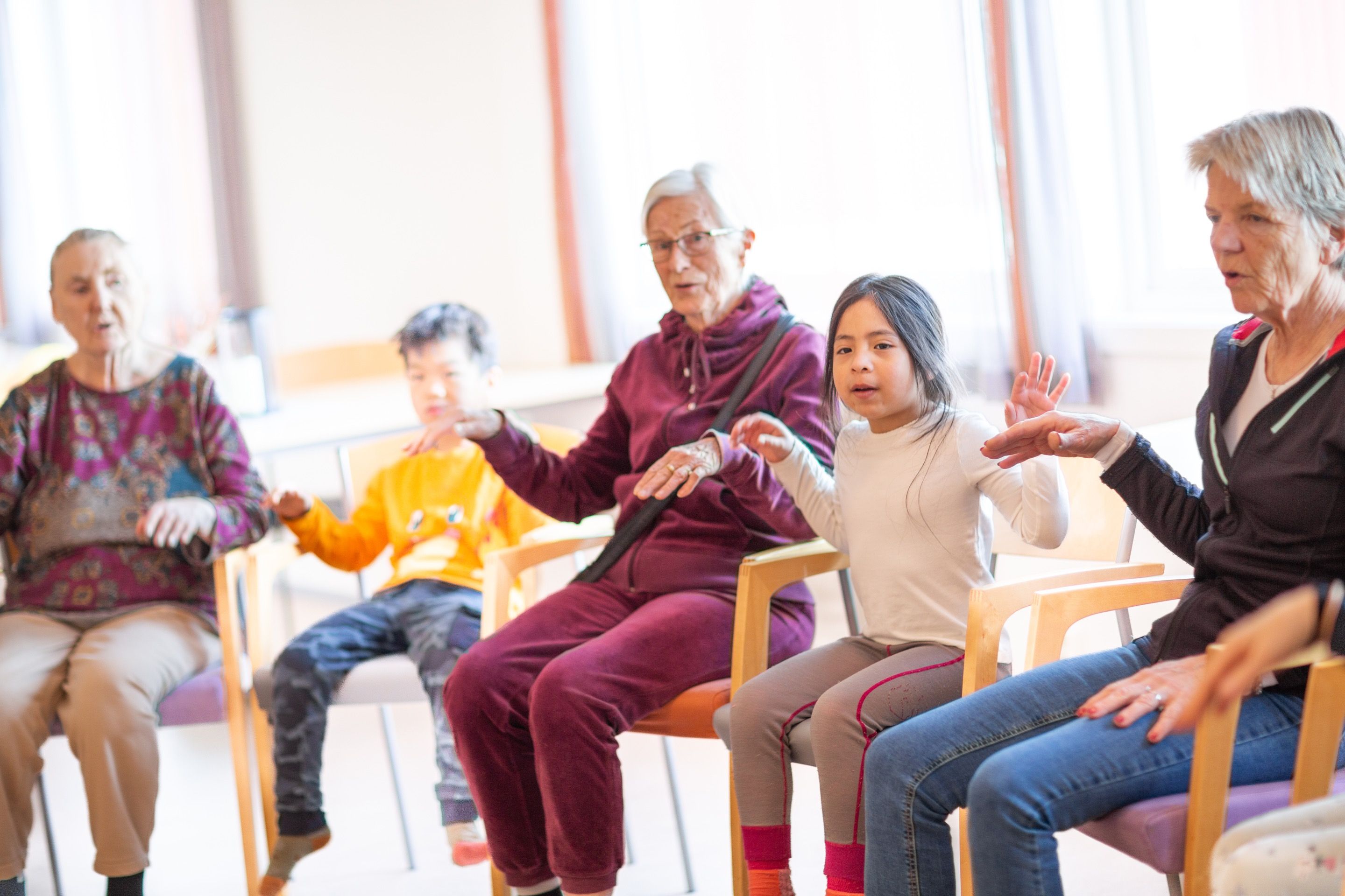 Barn og eldre synger sammen på institusjon