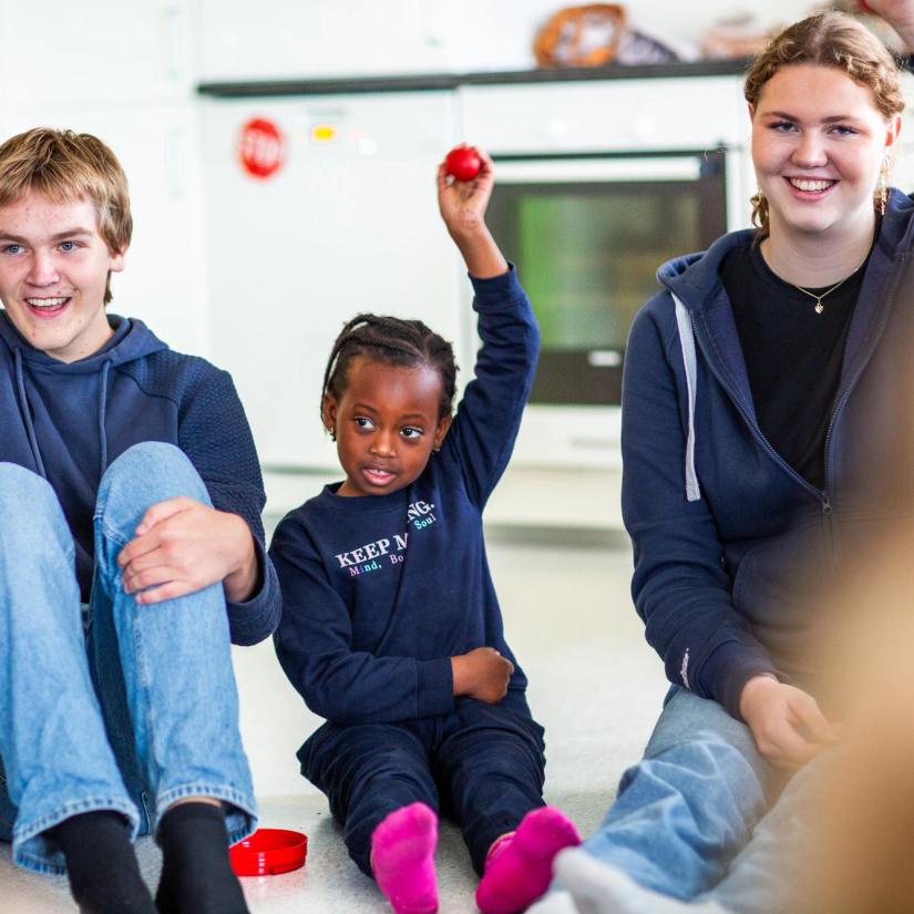 Vgs-elever og barn sammen i samlingsstund