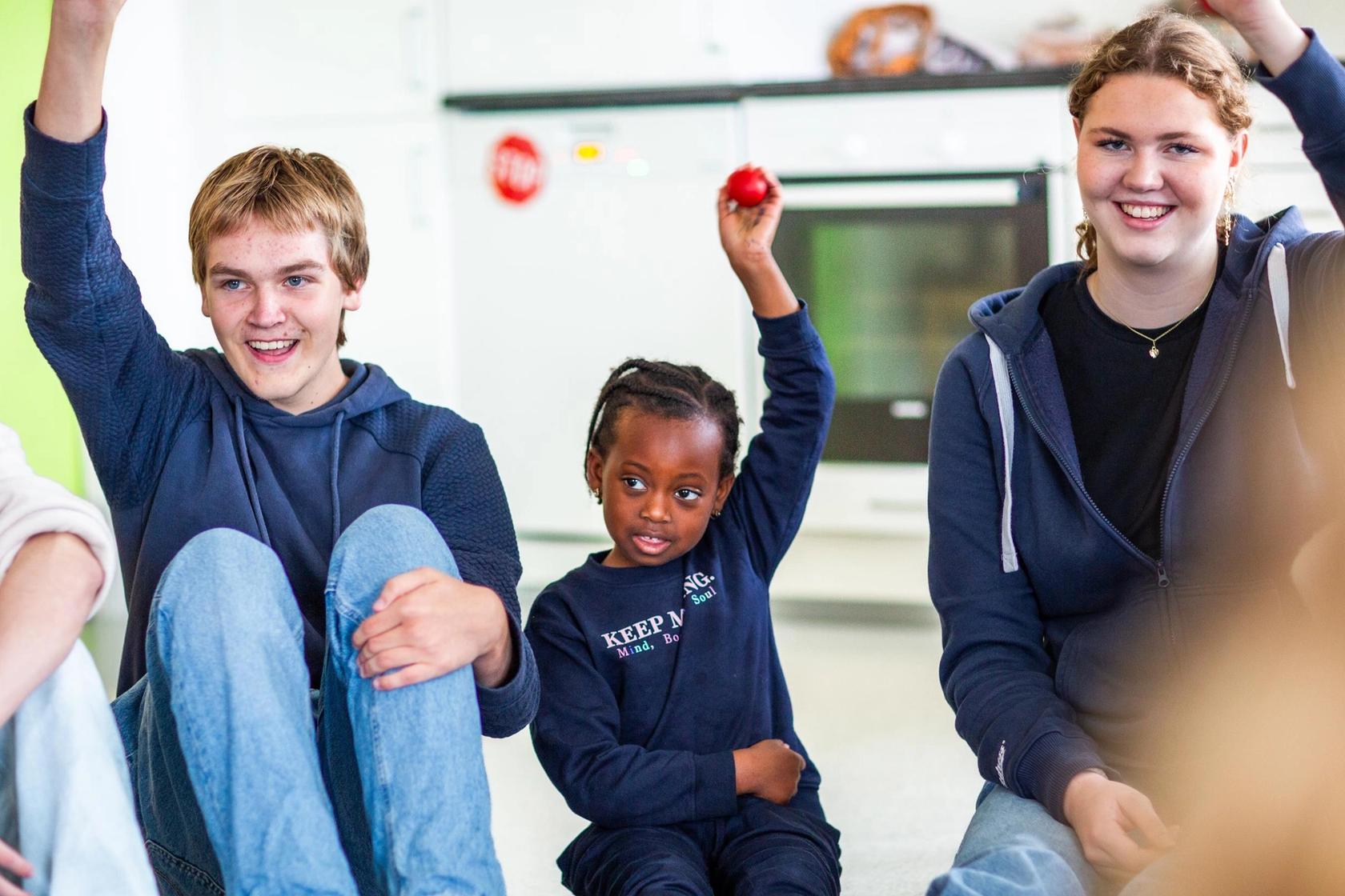 Vgs-elever og barnehagebarn synger sammen. Foto: Krafttak for sang