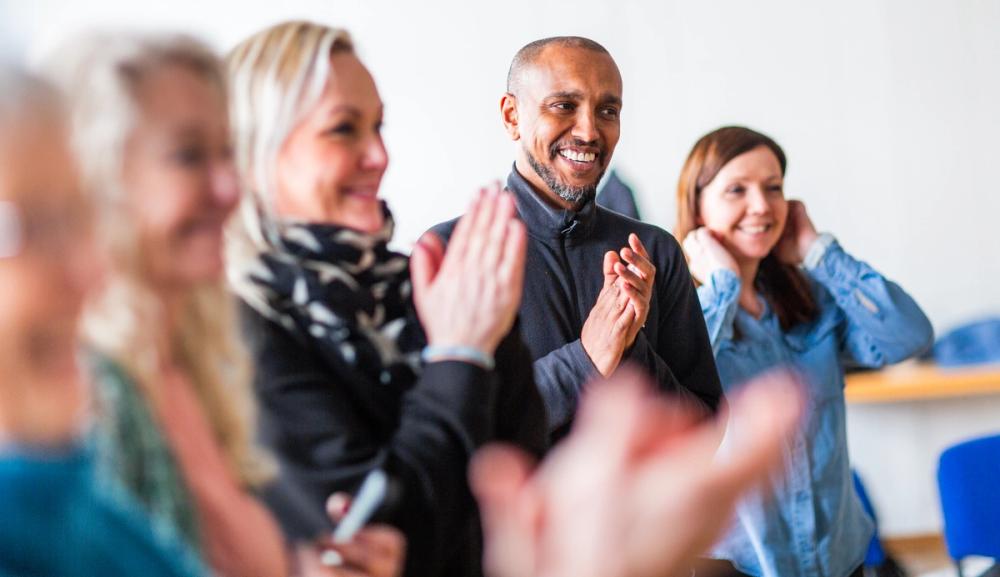 Bilde av flere voksne på kurs som danser