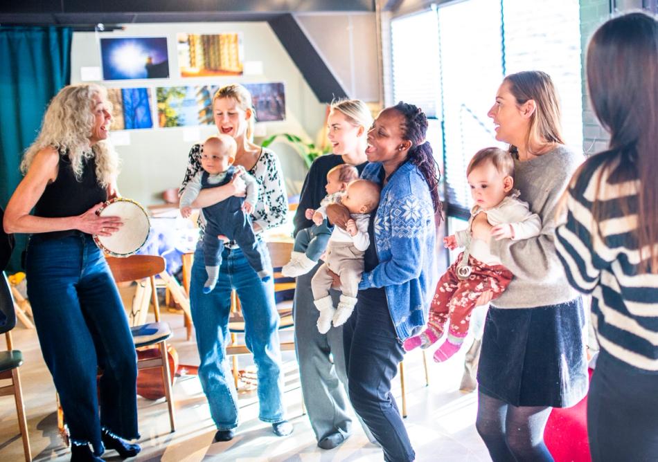 Mothers dancing in a group for babies and their mothers. Photo: Krafttak for sang