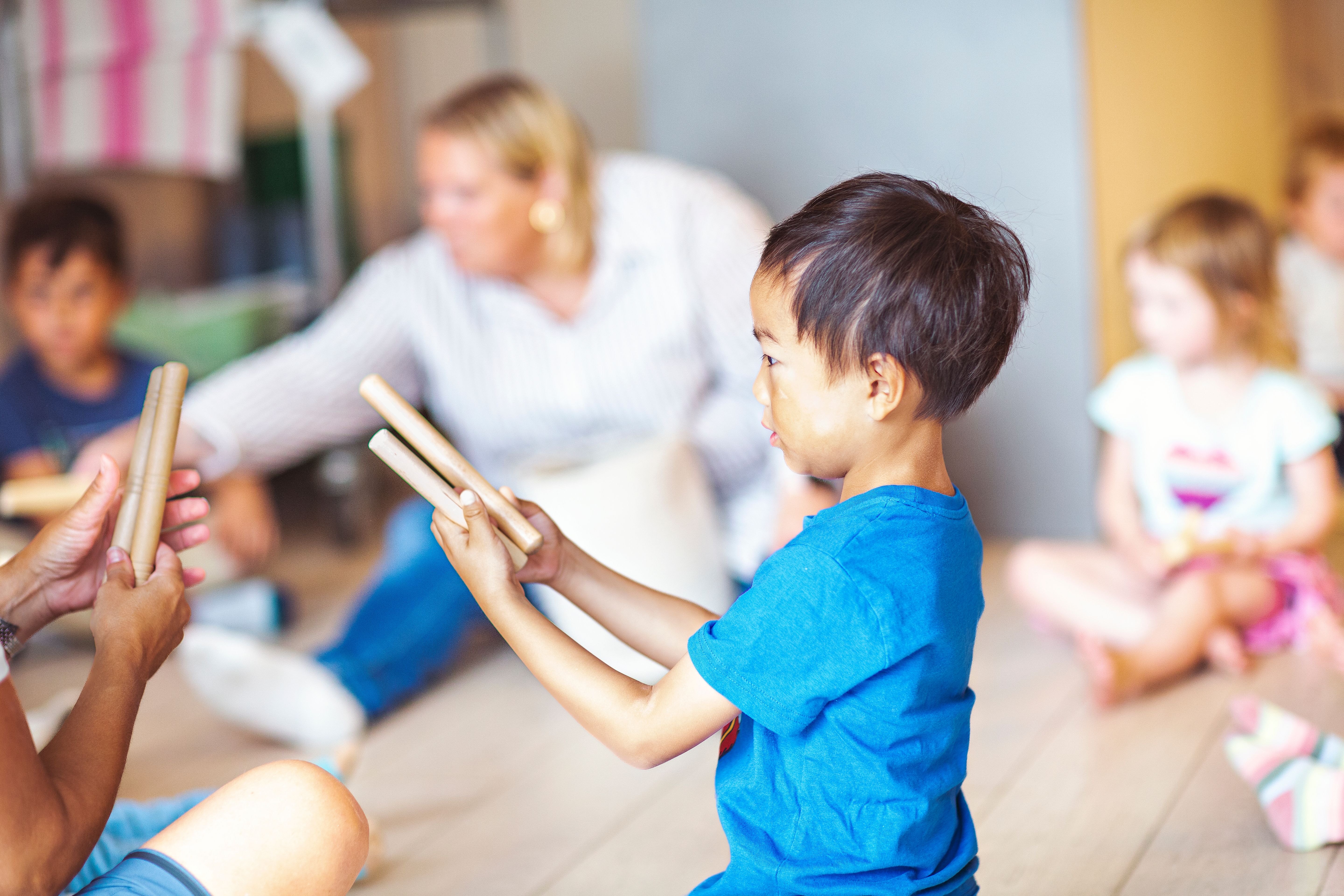 Bildet viser barn i barnehage som spiller med rytmepinner. Foto: Krafttak for sang