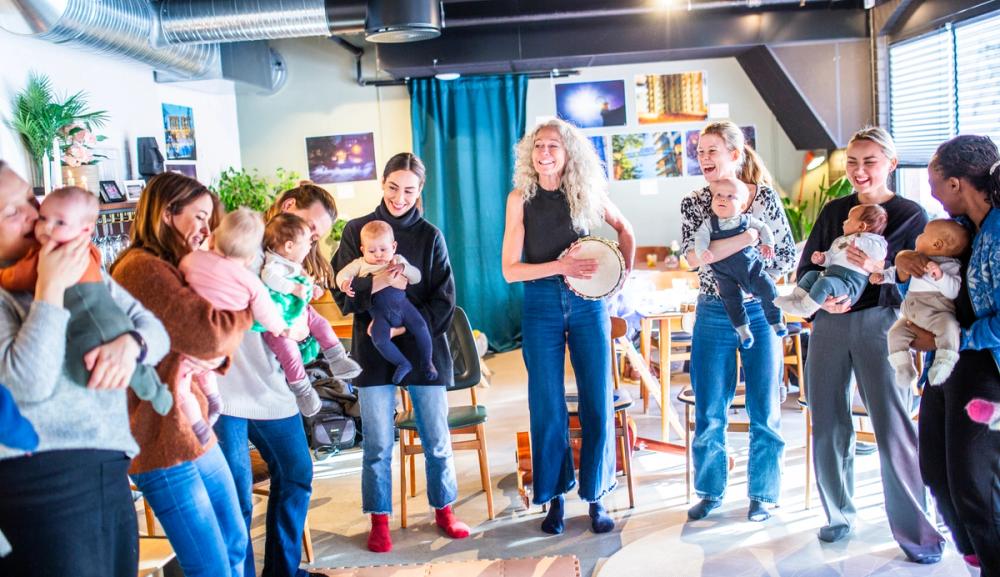Bilde av mødre som danser med sine barn i en musikkstund