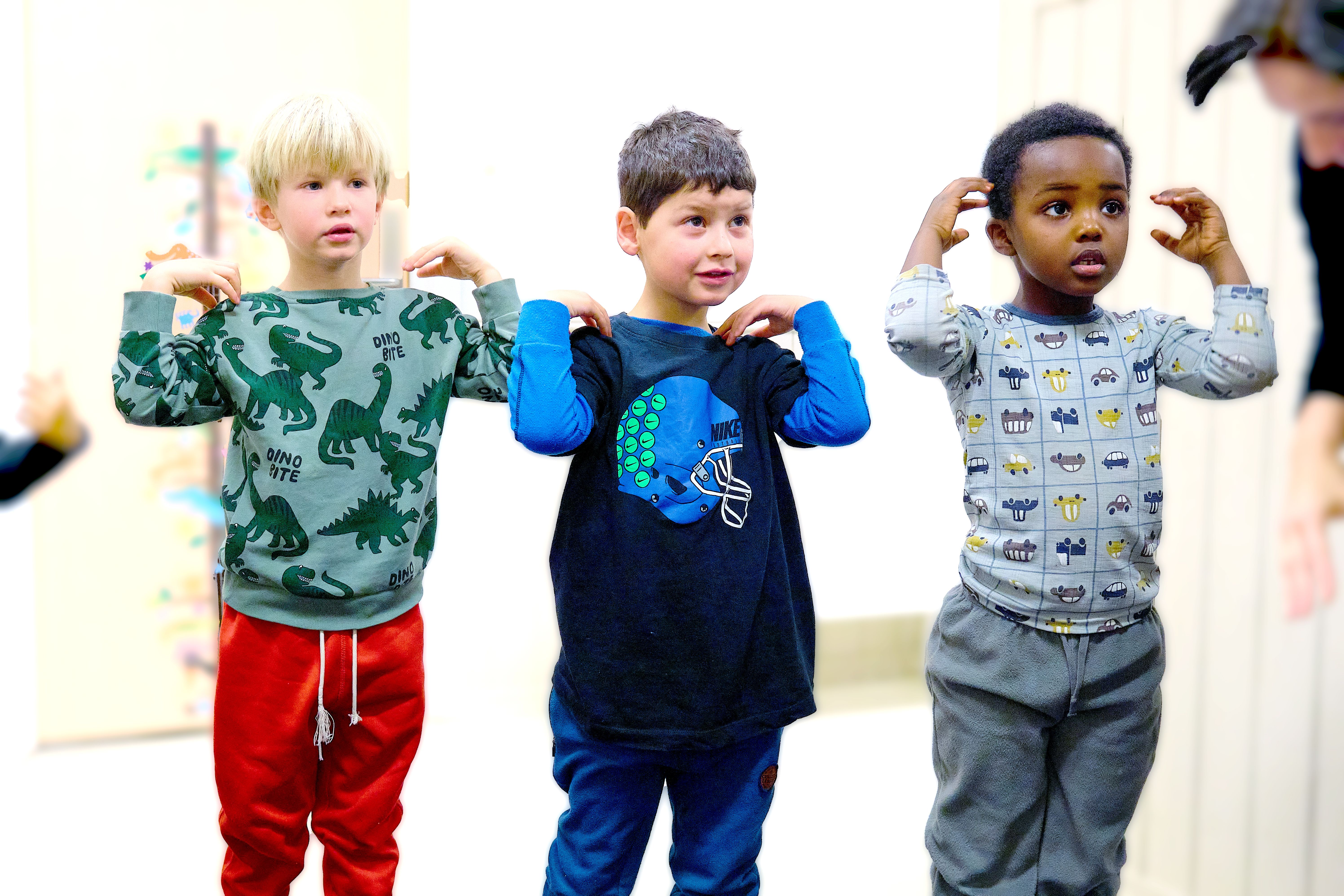 Bilde av tre gutter som synger Hode, skulder kne og tå. Foto: Krafttak for sang