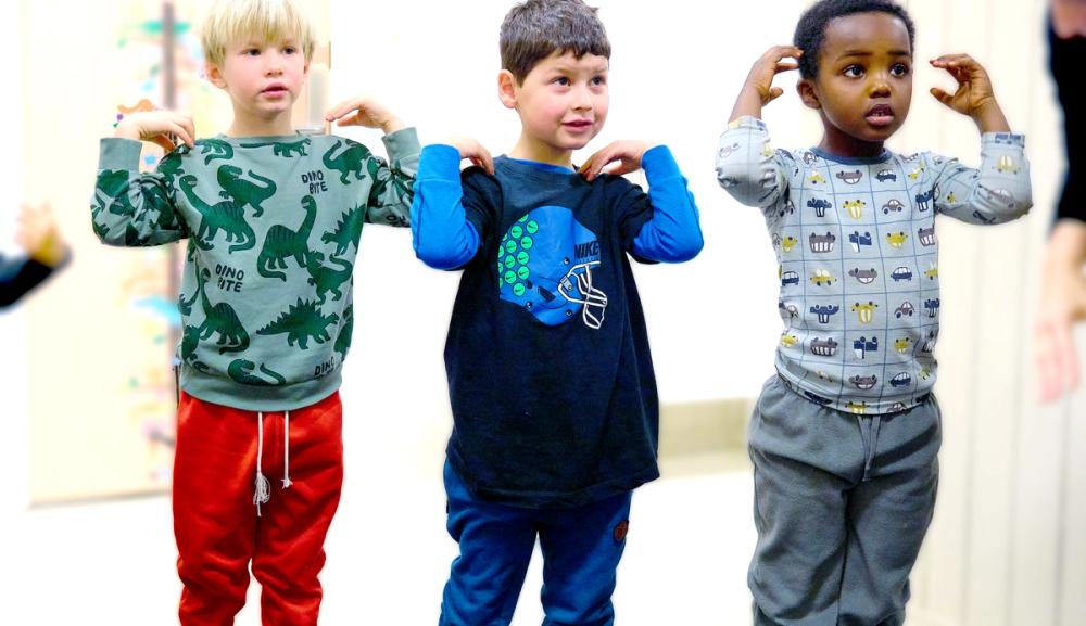 Bilde av tre gutter som synger Hode, skulder kne og tå. Foto: Krafttak for sang