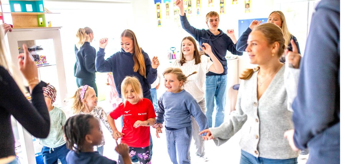 Vgs-elever danser sammen med barn. Foto: Krafttak for sang