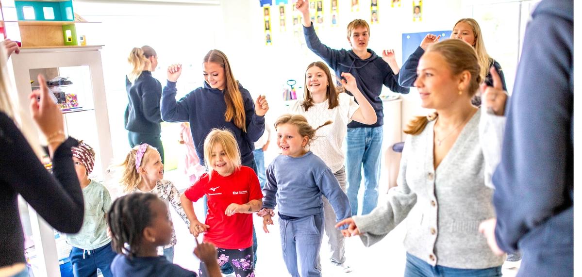 Vgs-elever danser sammen med barn. Foto: Krafttak for sang