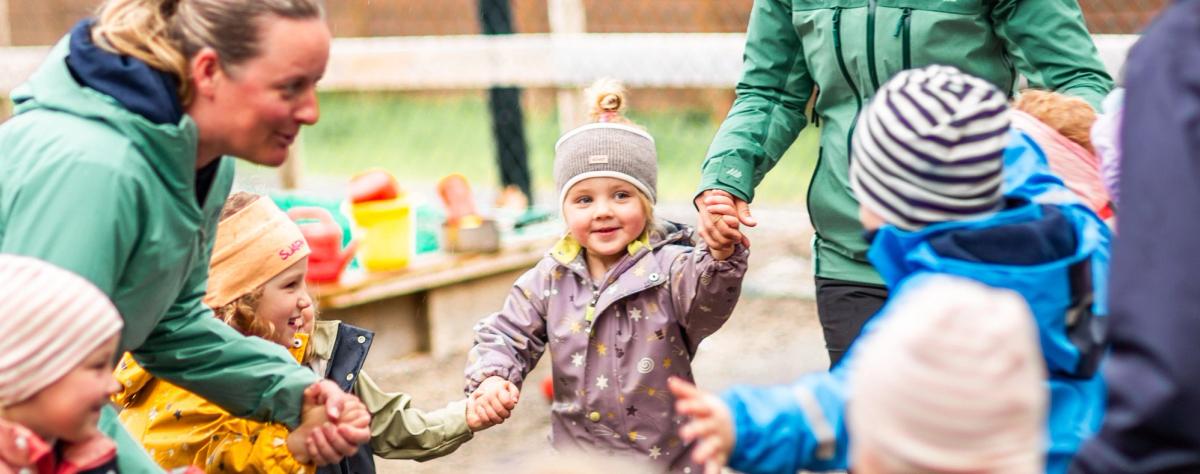 Utendørs samlingsstund i en Syngende barnehage!
