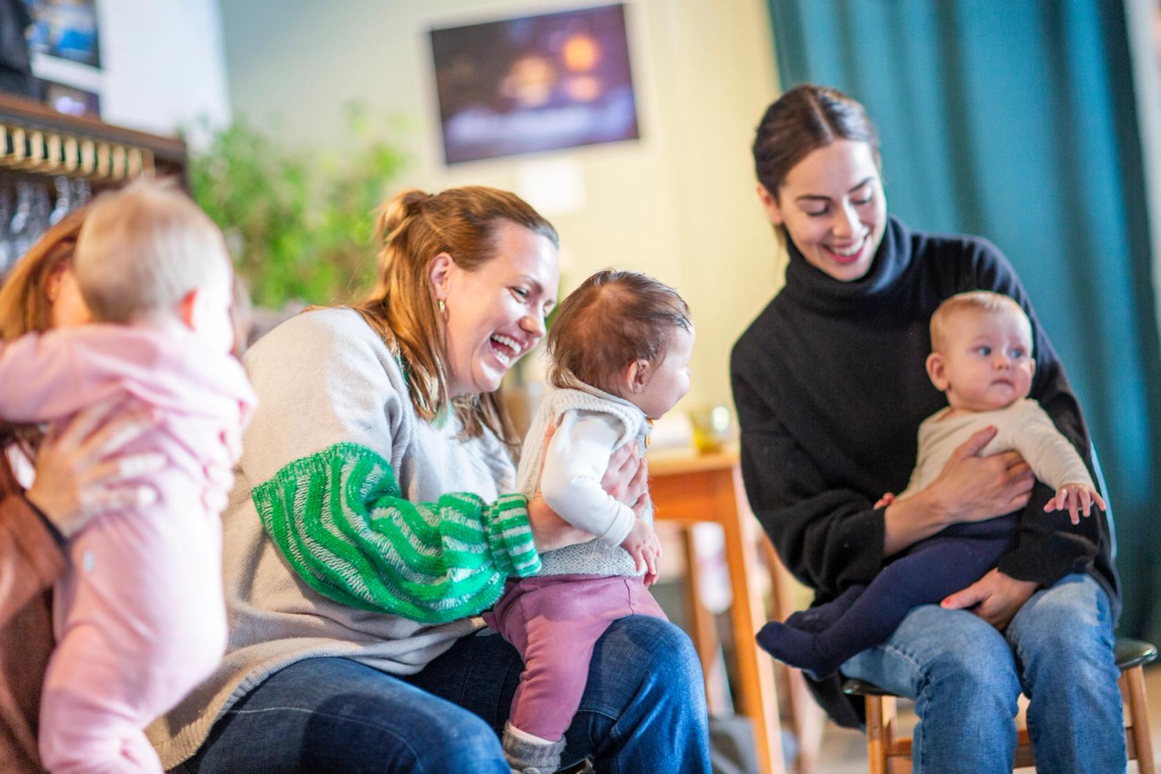 Mødre som synger med sine babyer på Musikk fra livets begynnelse gruppe. Foto: Krafttak for sang