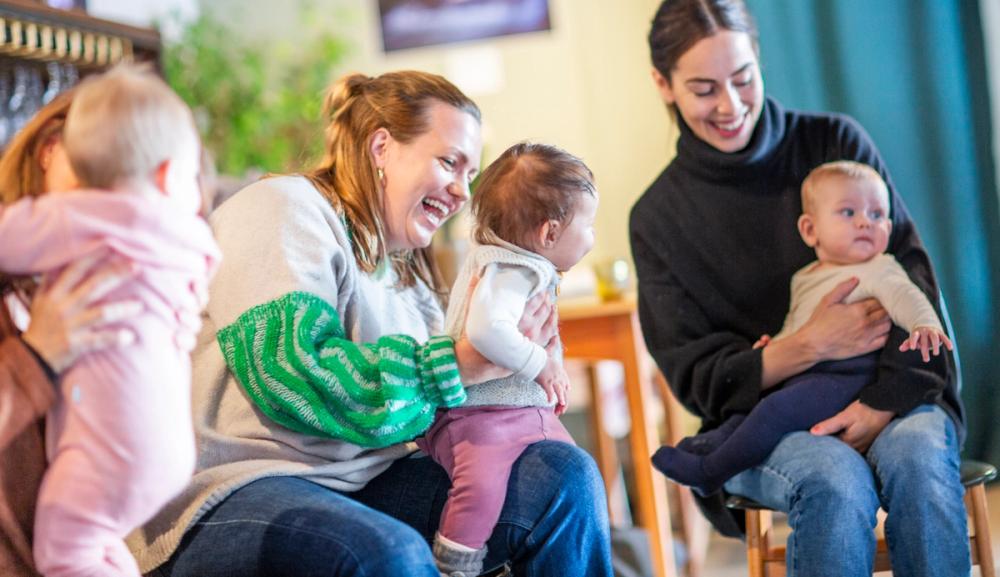 Bele mama sittende - på Barselsalongen