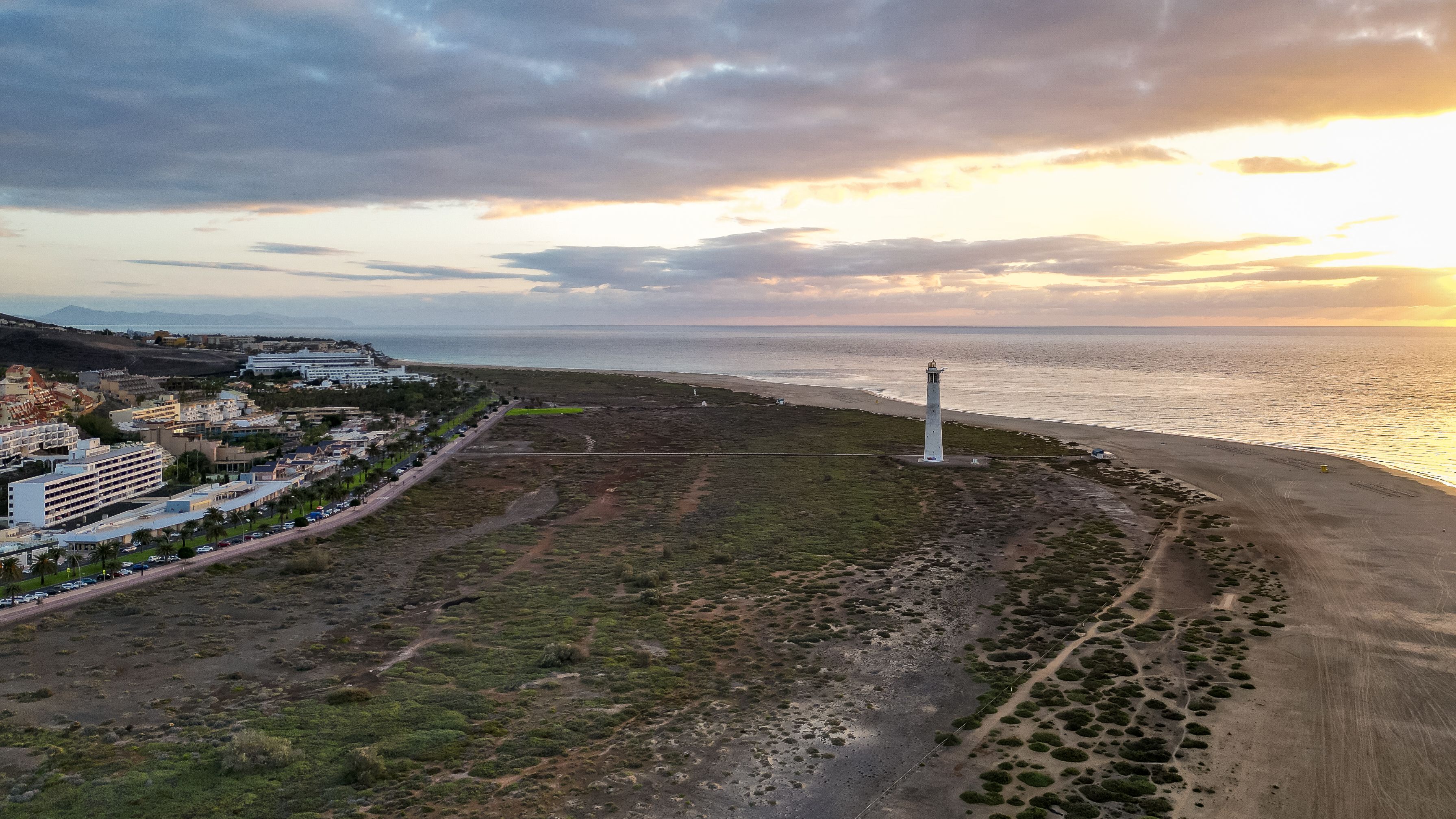 Sonnenaufgang am Strand von Jandía mit Leuchtturm und Meer