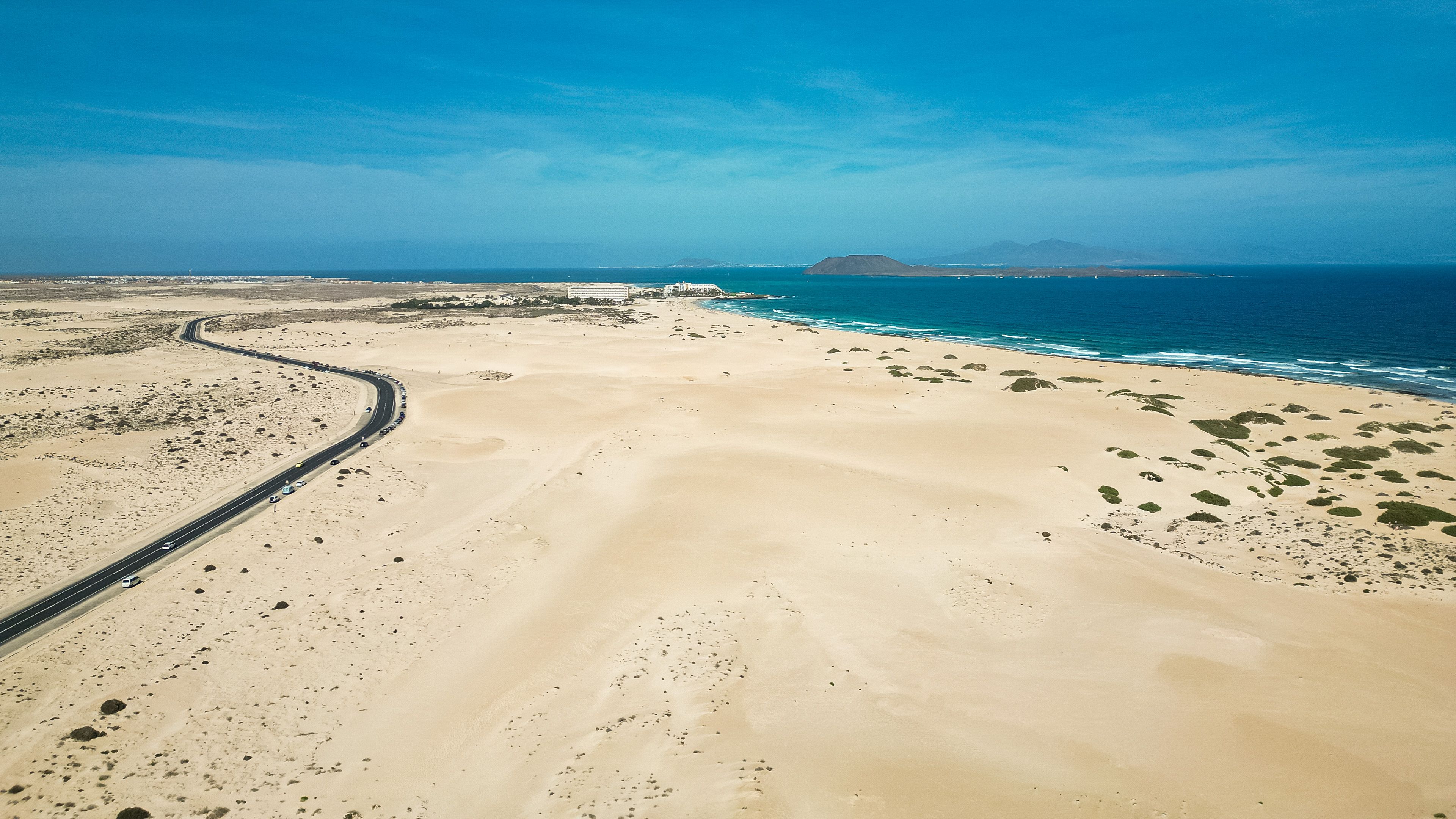 Blick über die Dünen von Corralejo auf Fuerteventura mit Lobos und Lanzarote im Hintergrund