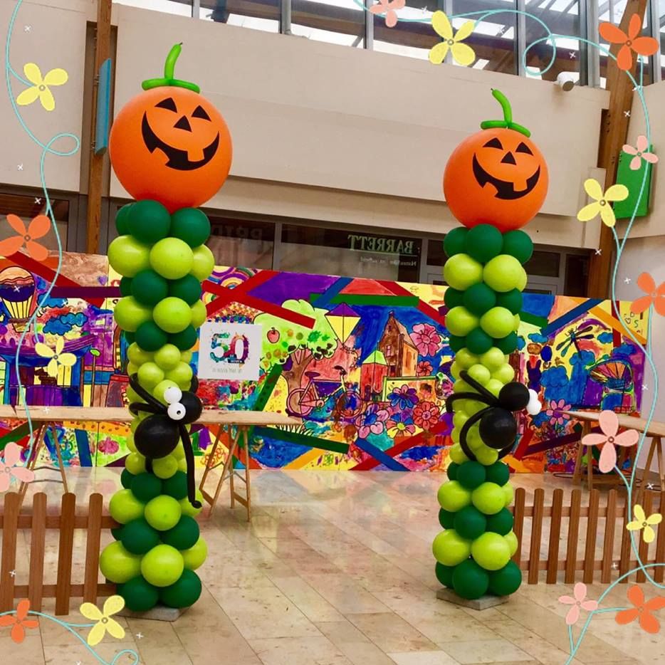 Halloween-themapilaren met pompoenen van ballonnen