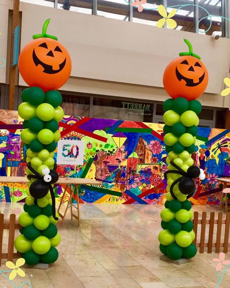Halloween-themapilaren met pompoenen van ballonnen