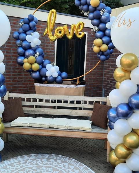 Mr & Mrs ballonpilaren in blauw, wit en goud op een bruiloft