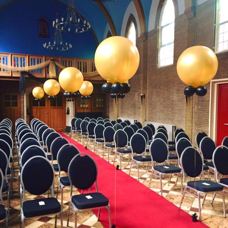 Goudkleurige heliumballonnen bij een trouwceremonie