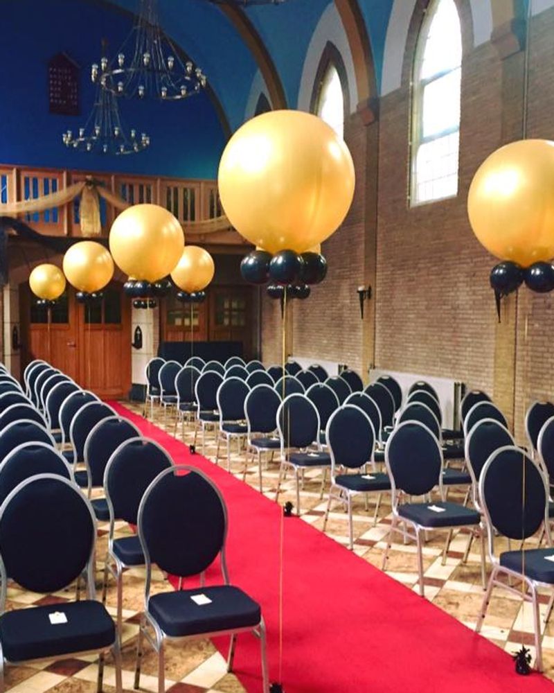 Goudkleurige heliumballonnen bij een trouwceremonie