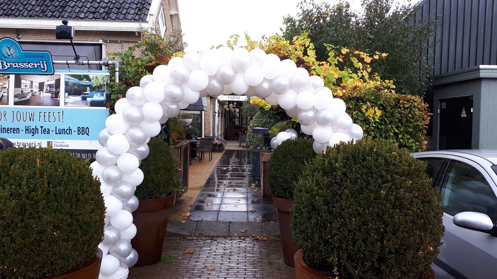 Witte ballonboog voor de entree van een restaurant