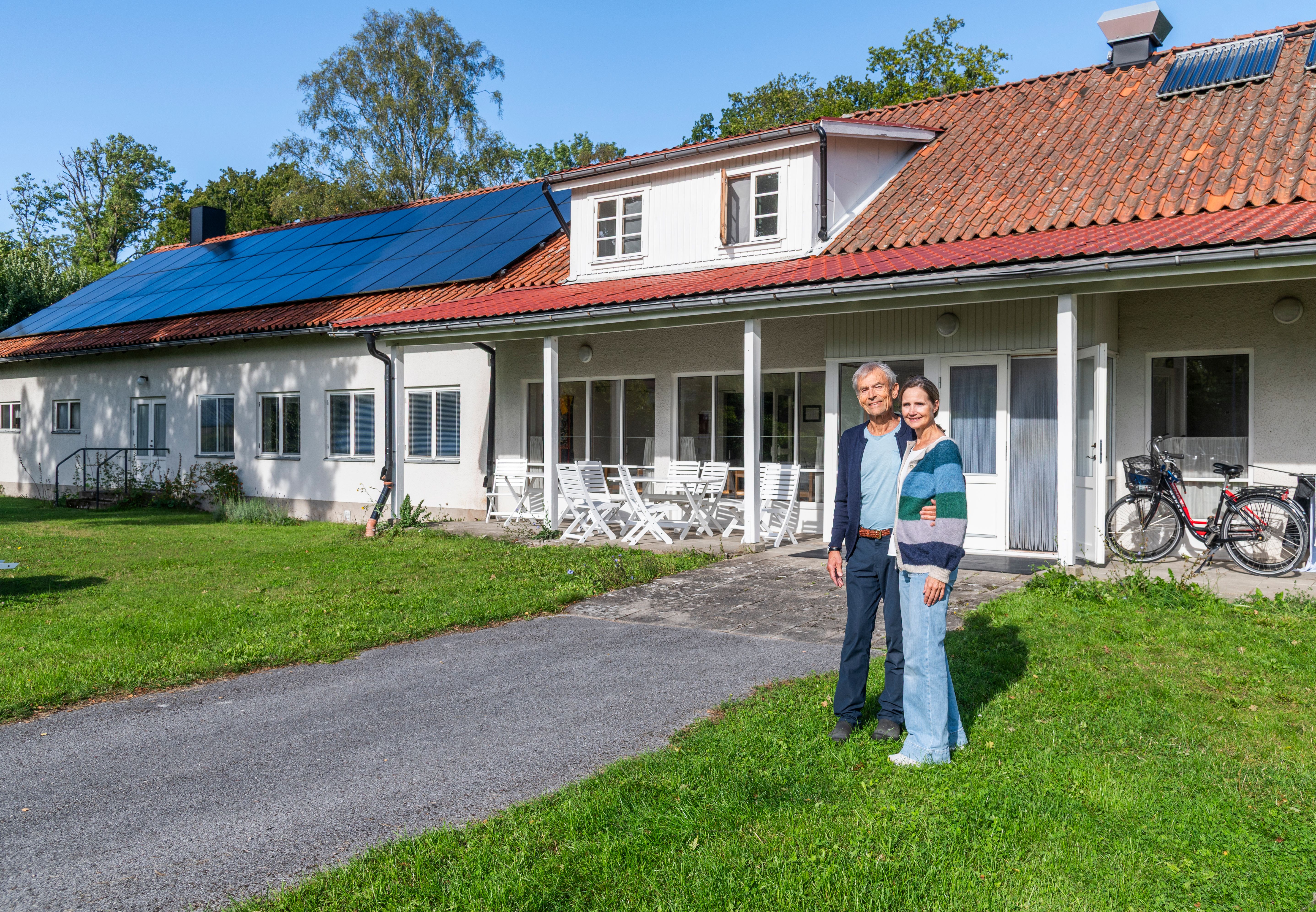 Sandra og Sunder foran inngangen til Öja Retreat