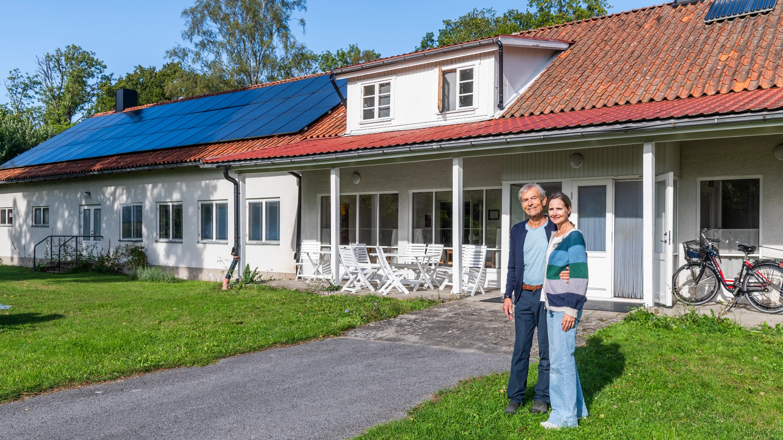 Sandra og Sunder foran inngangen til Öja Retreat