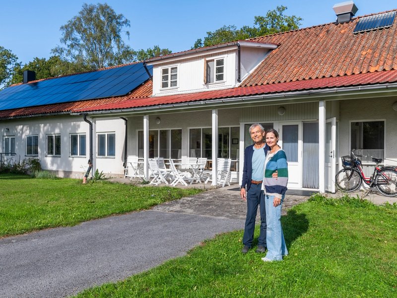 Sandra og Sunder foran inngangen til Öja Retreat