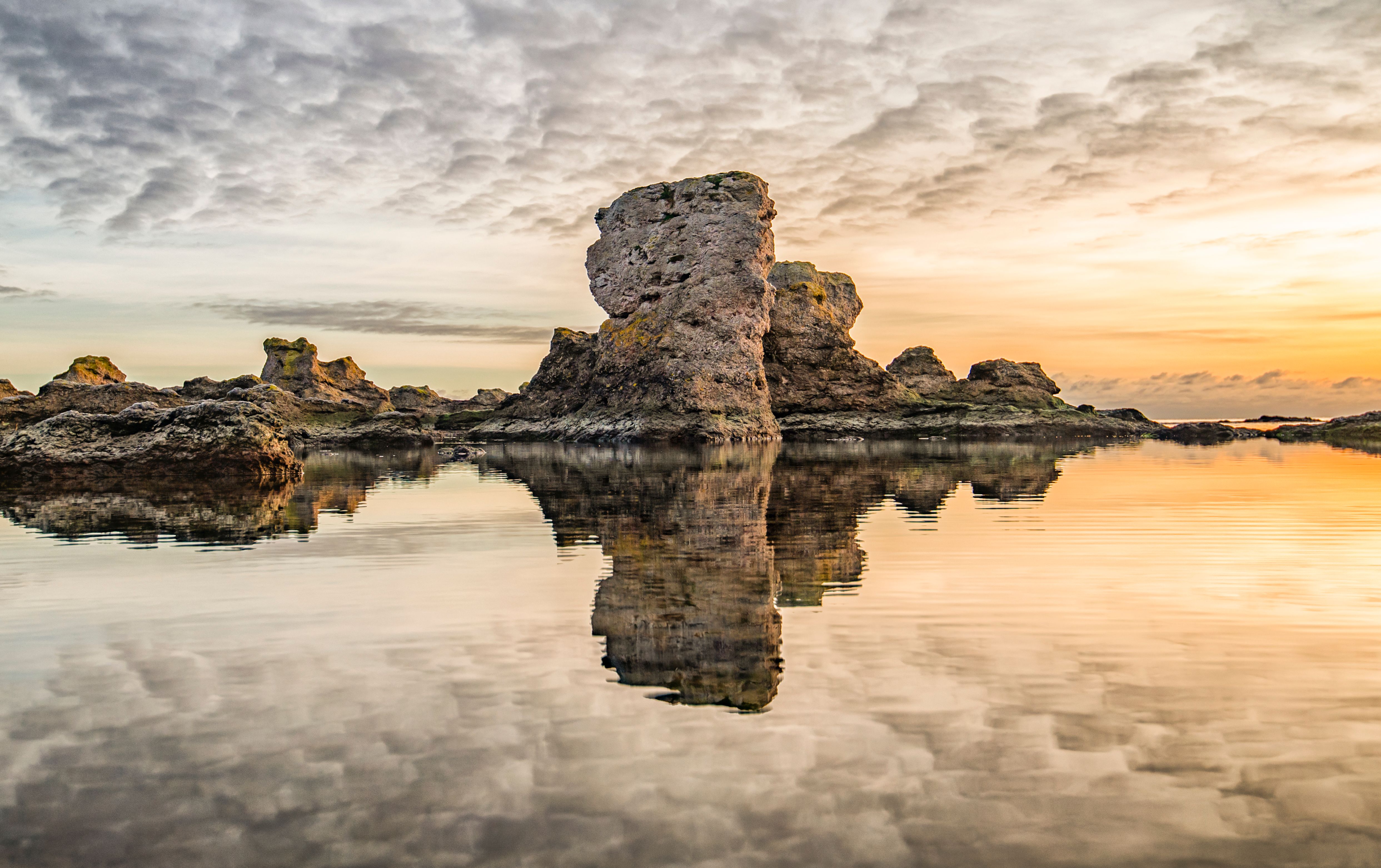 Mektig rauk ved solnedgang og stille hav