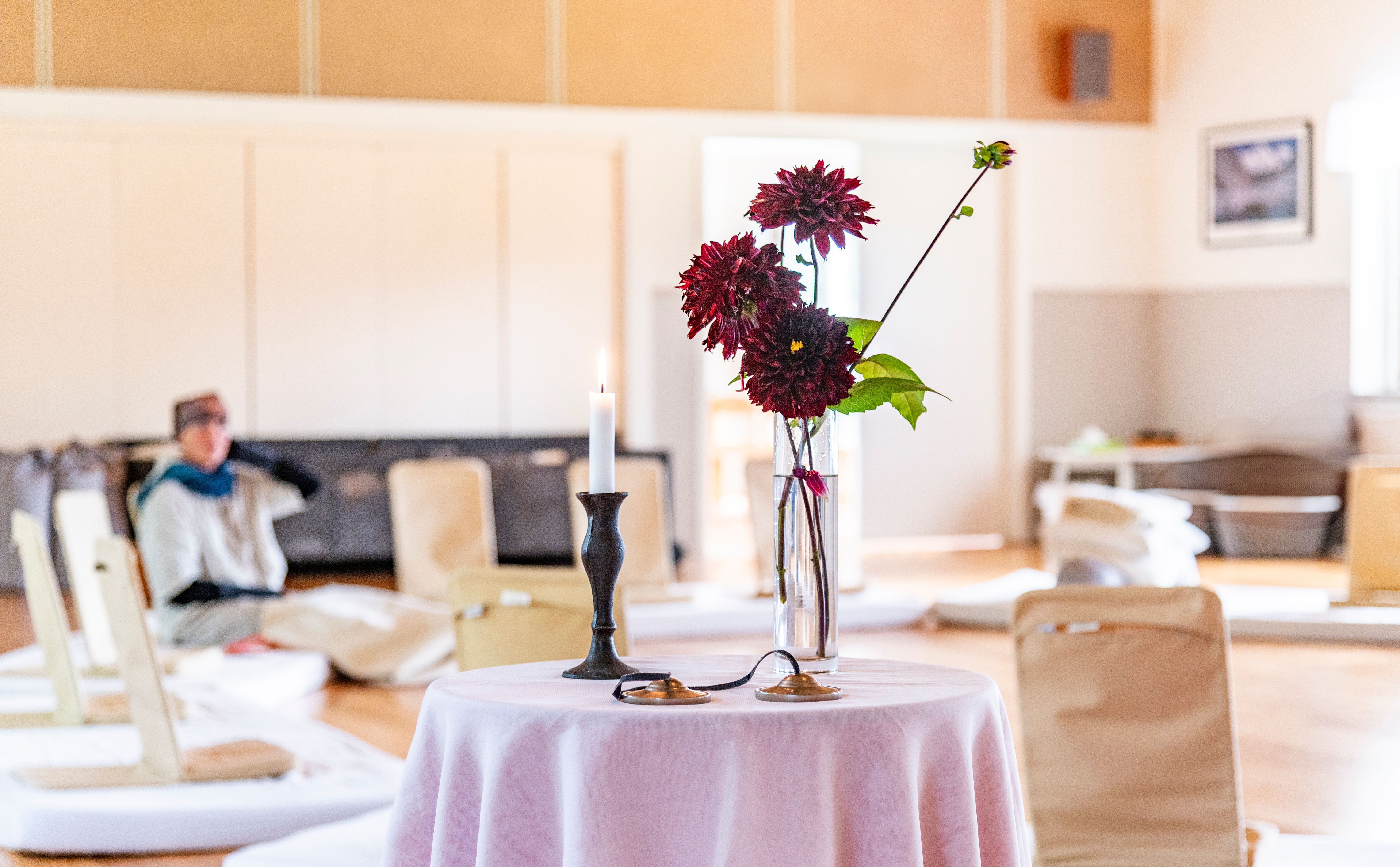 Blomst og stearinlys