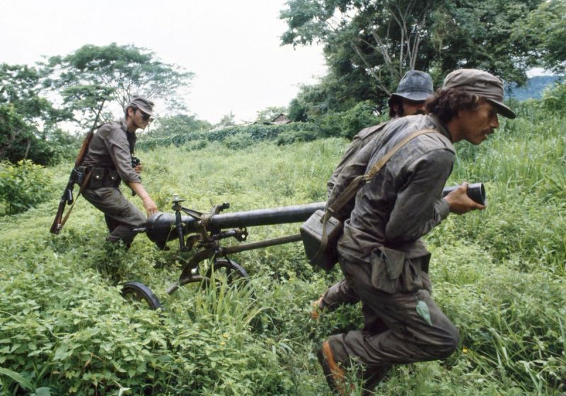 Cuban Army soldiers and instructors move a recoilless weapon to a firing position (near the Nicaraguan border), Peñas Blancas, Costa Rica, June 23, 1979. © Nickelsberg