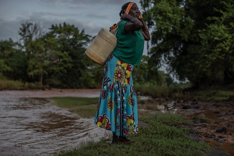 Strength in Routine: Carrying Water, 1365x2048 px, 2018. © Morgana Wingard, Rural Kenya