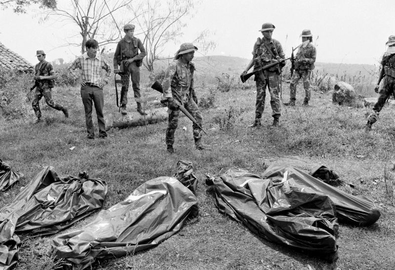 Salvadoran Army soldiers observe the body bags of 57 soldiers killed by FMLN guerrillas. Tenencingo, March 26, 1984. © Nickelsberg