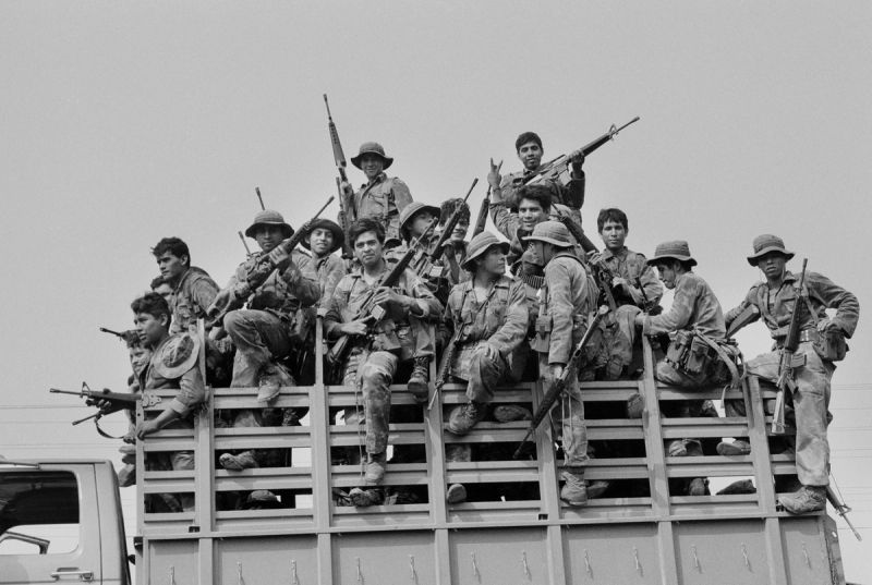 Atlacatl Battalion troops advance in operation against FMLN guerrillas. Tenancingo, September 27, 1983. © Nickelsberg