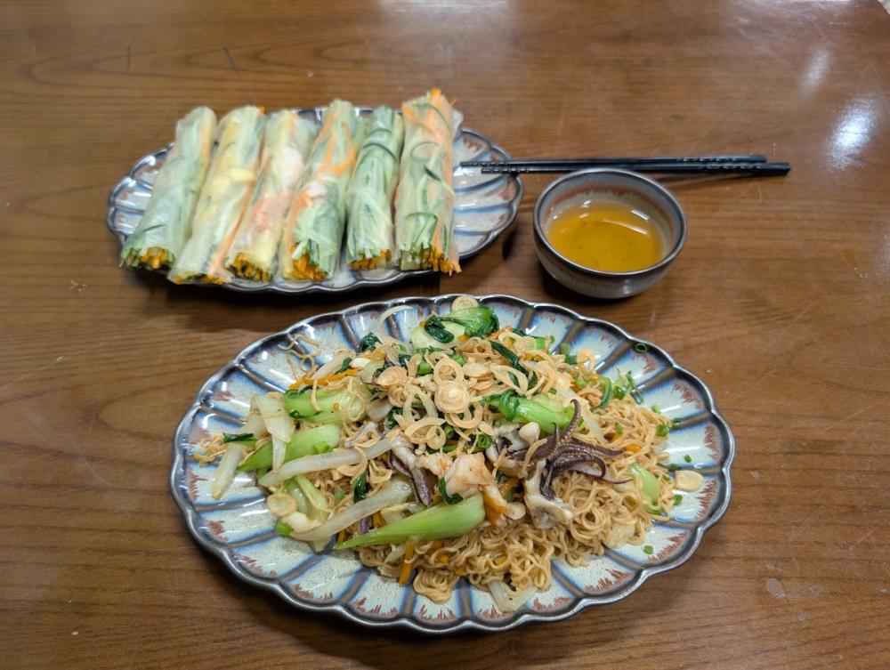 Sommerrollen und fried noodles