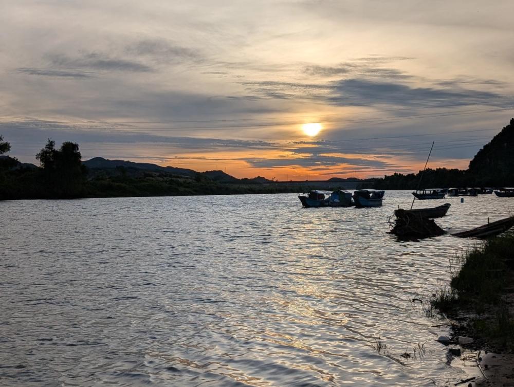 Sonnenaufgang am Fluss in Phong Nha