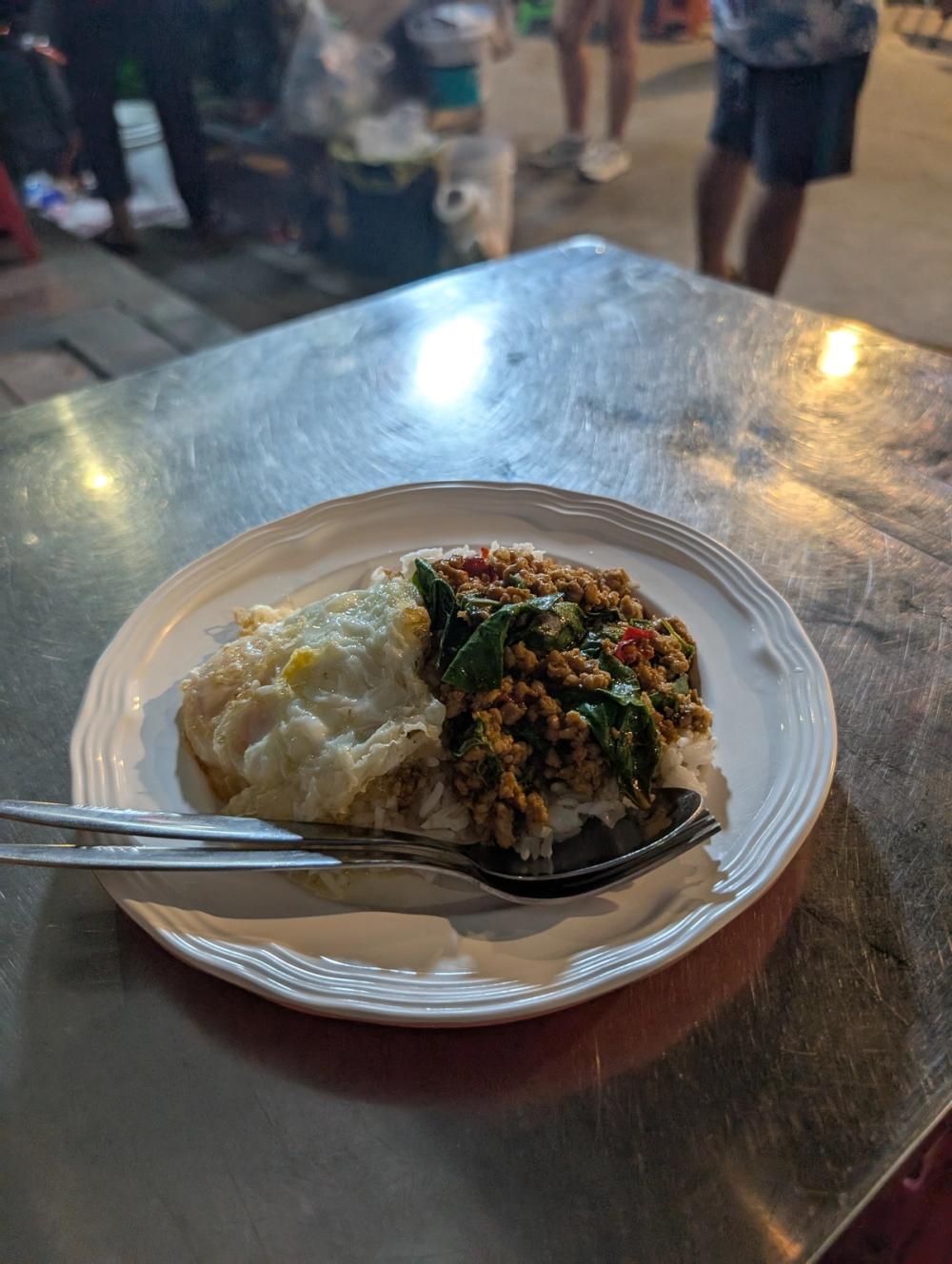 Pad Kra Pao auf einem Tisch