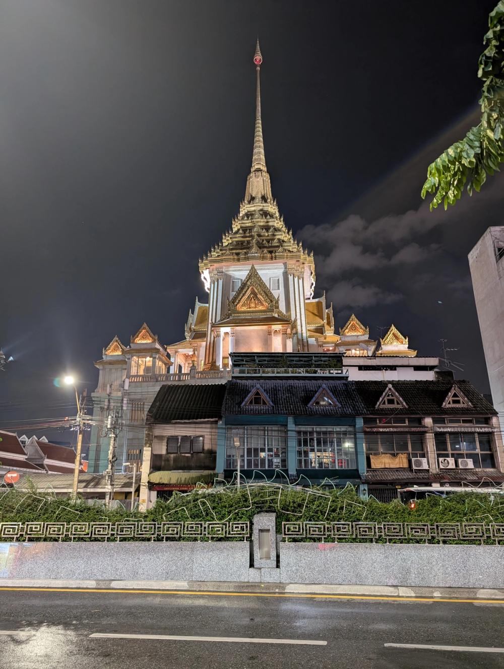 Buddhistischer Tempel - nachts