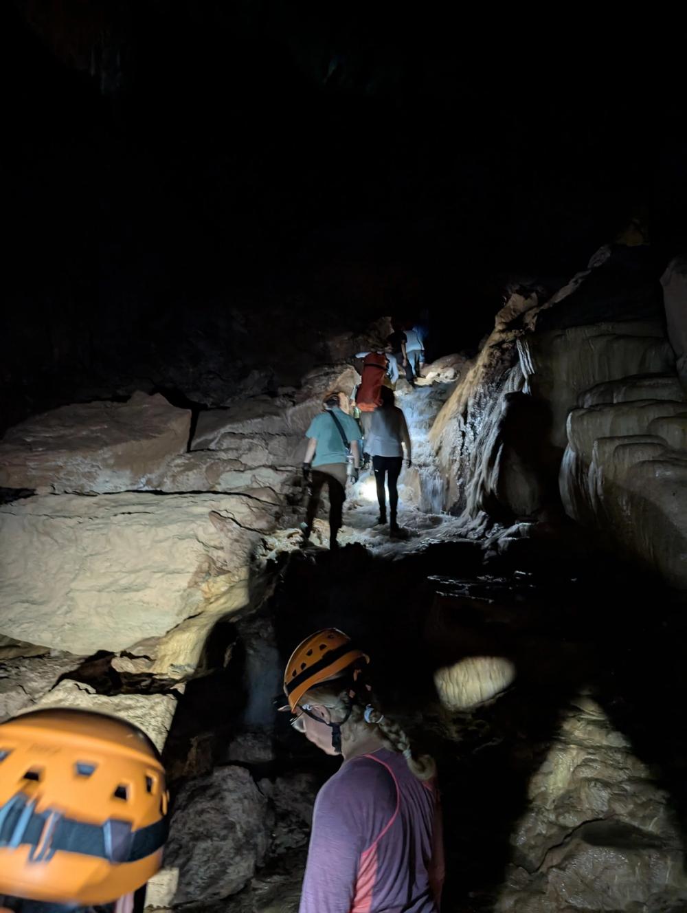 Leute, die Felsen der Höhle hochklettern