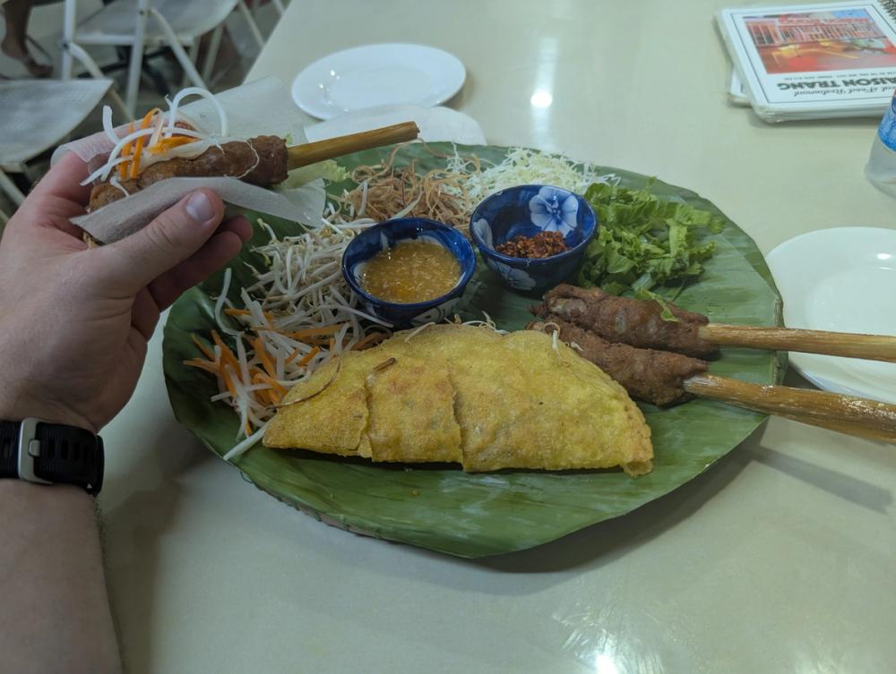 Bánh Khoái unten, daneben Nem Lụi Huế