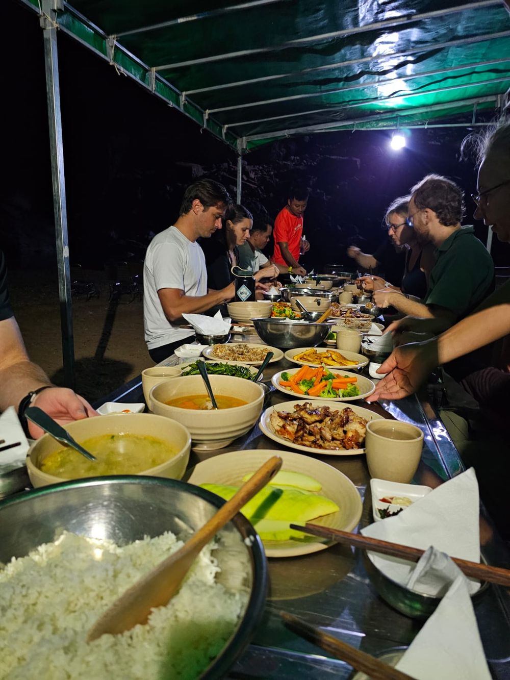 Abendbuffet mit Leuten drumherum