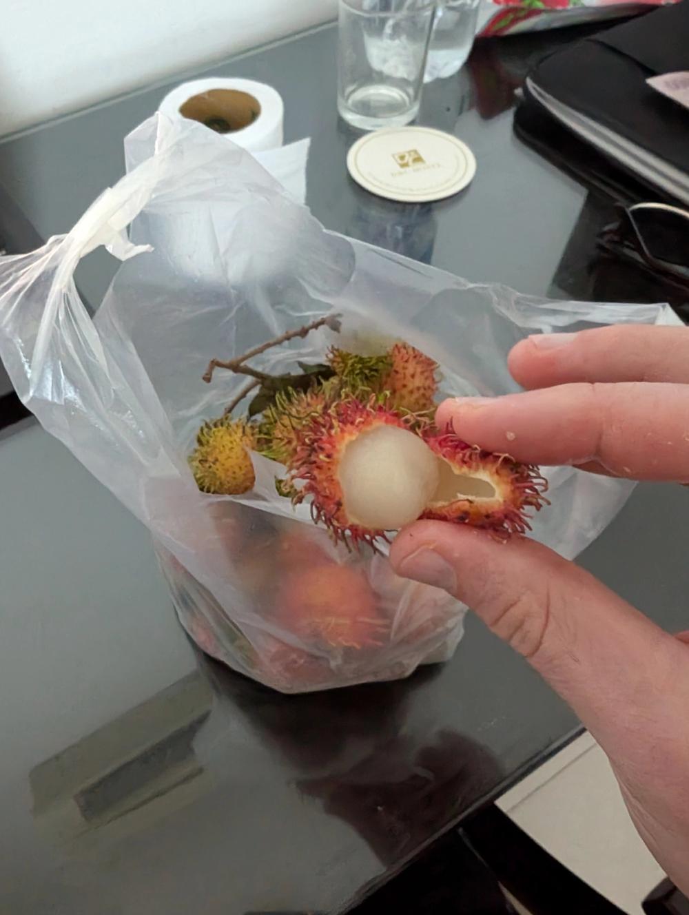 Rambutan geöffnet vor Sackerl Rambutans