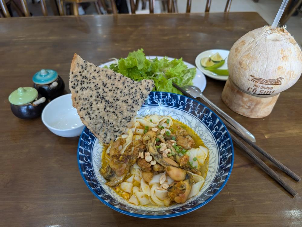 Mì Quảng mit Froschschenkeln
