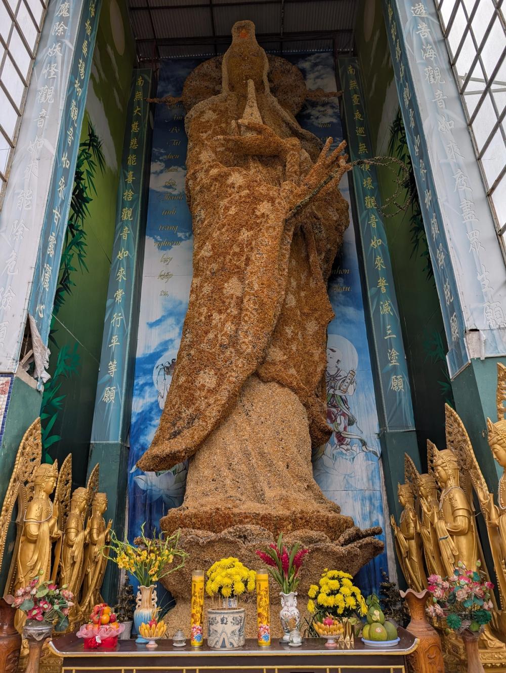 Buddhastatue aus Blumen